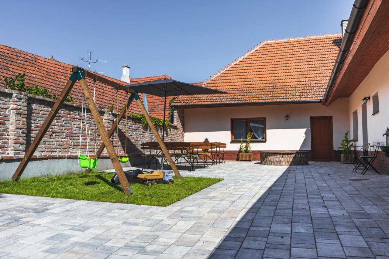 Apartmany Pulgary Bulhary Exterior photo